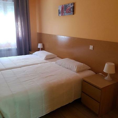 Hostal La Pared Torres de la Alameda Luaran gambar