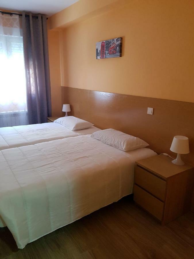 Hostal La Pared Torres de la Alameda Luaran gambar