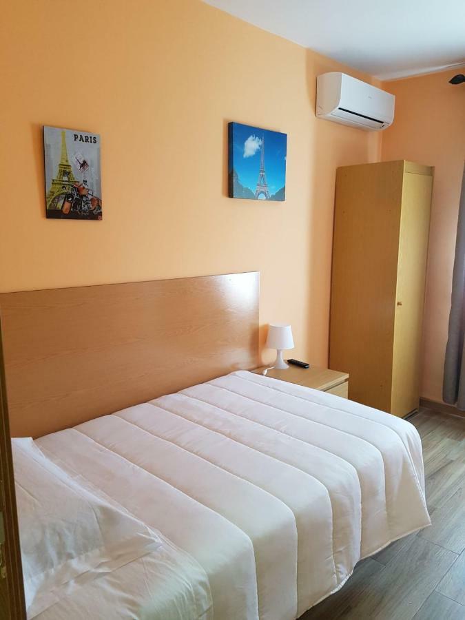 Hostal La Pared Torres de la Alameda Luaran gambar