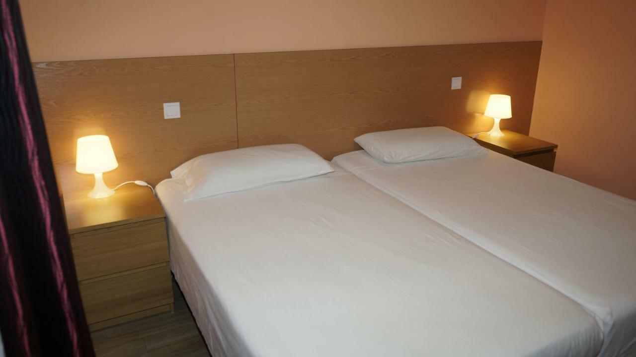 Hostal La Pared Torres de la Alameda Luaran gambar