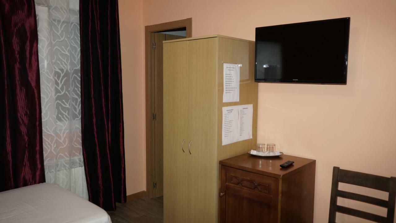 Hostal La Pared Torres de la Alameda Luaran gambar