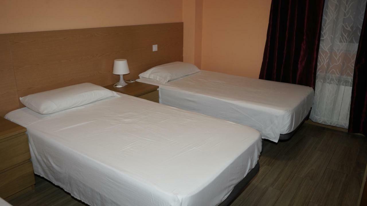 Hostal La Pared Torres de la Alameda Luaran gambar