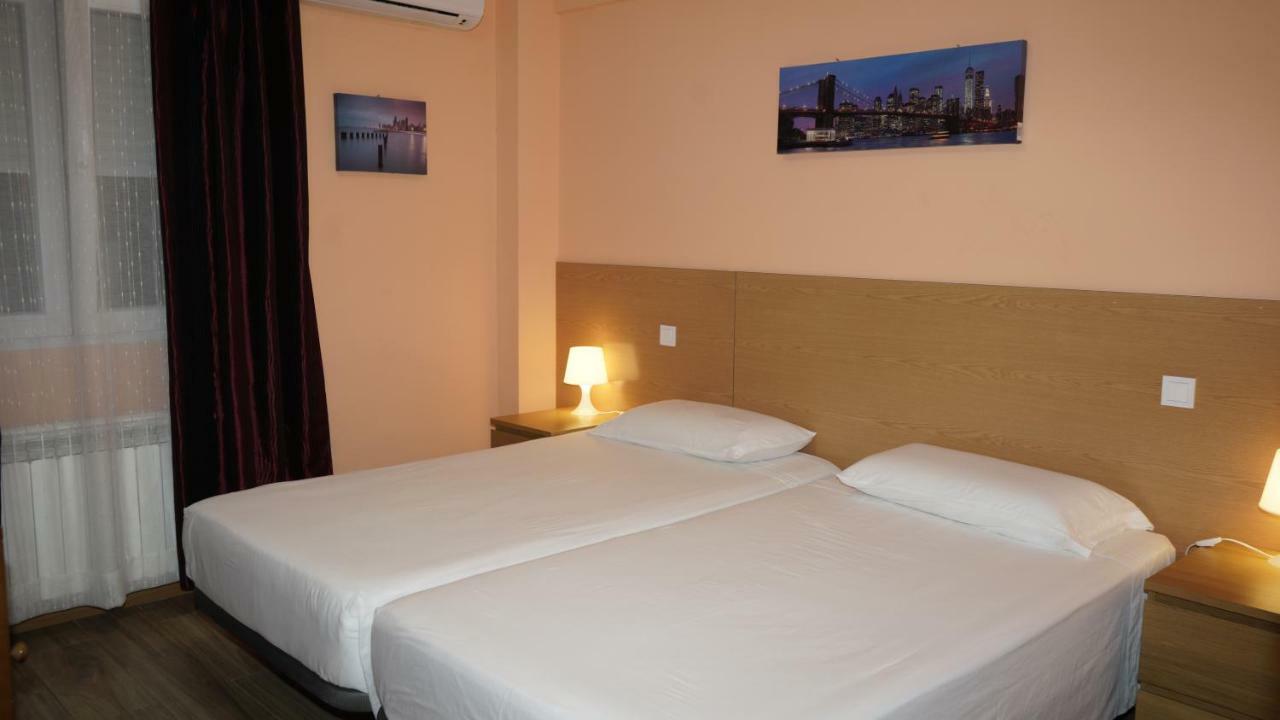 Hostal La Pared Torres de la Alameda Luaran gambar