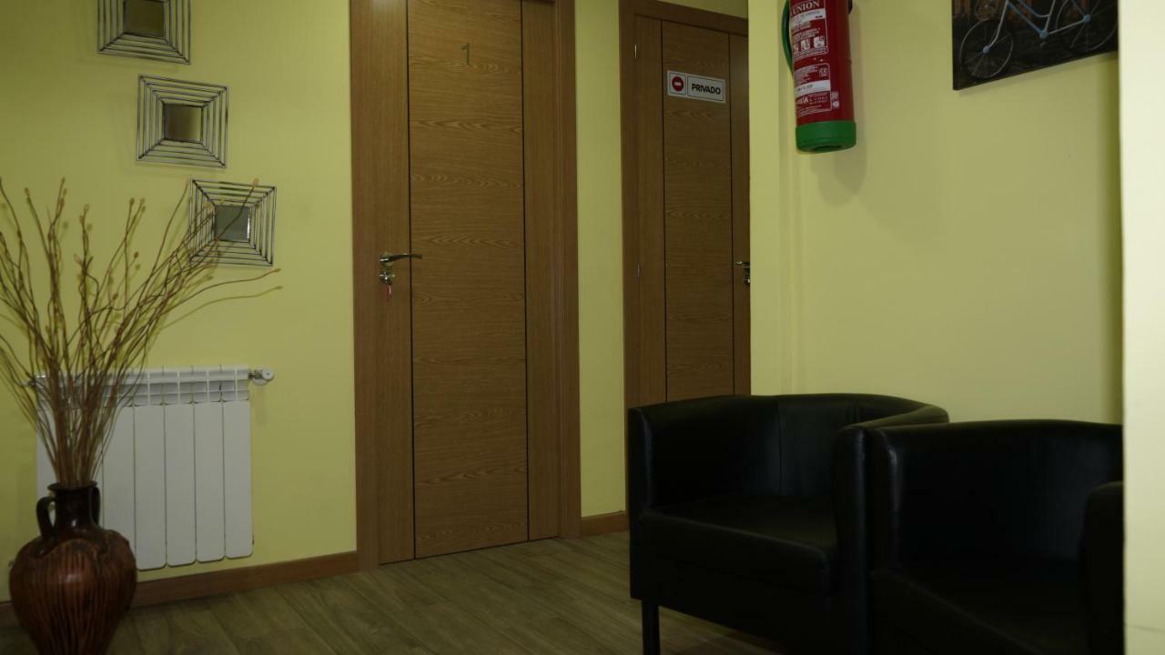 Hostal La Pared Torres de la Alameda Luaran gambar